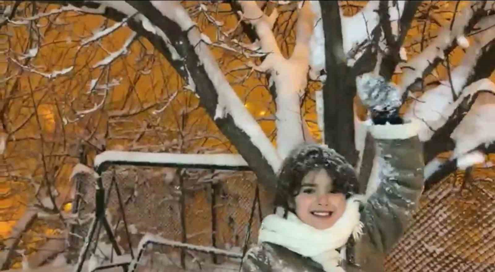 Hakkari’de yoğun kar yağışı en çok çocukları sevindirdi
