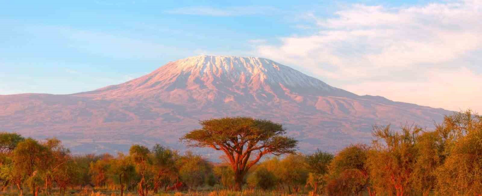 Hakkarili eğitimci Kilimanjaro’ya tırmandı
