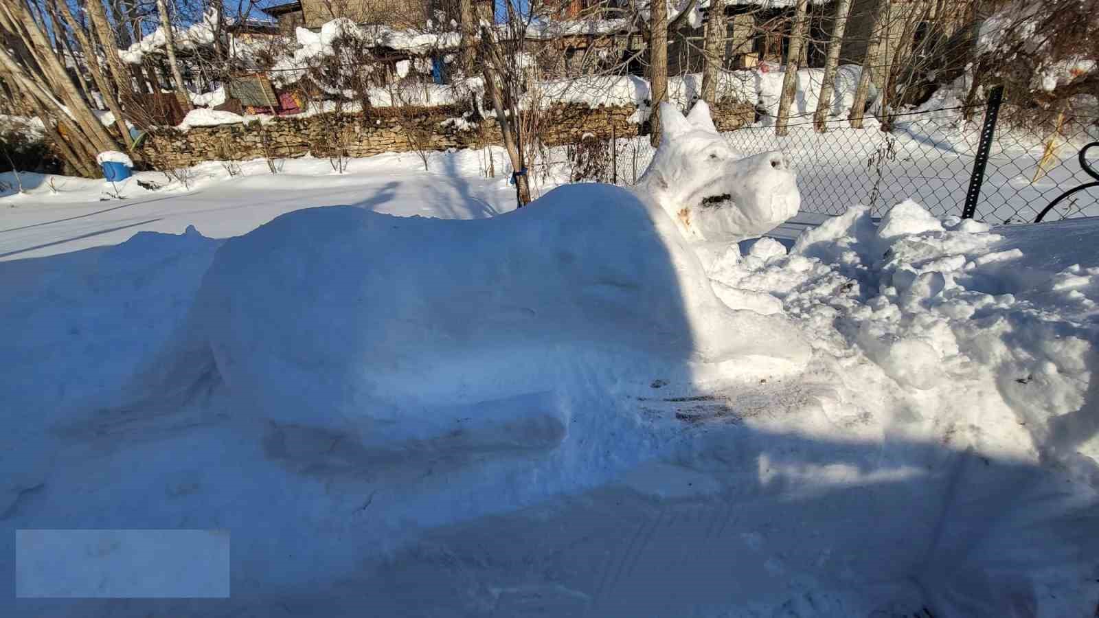 Hakkarili gençten kardan kangal köpeği figürü
