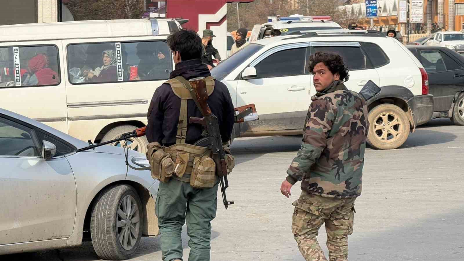 Halep’te siviller bombaların altında tahliye ediliyor
