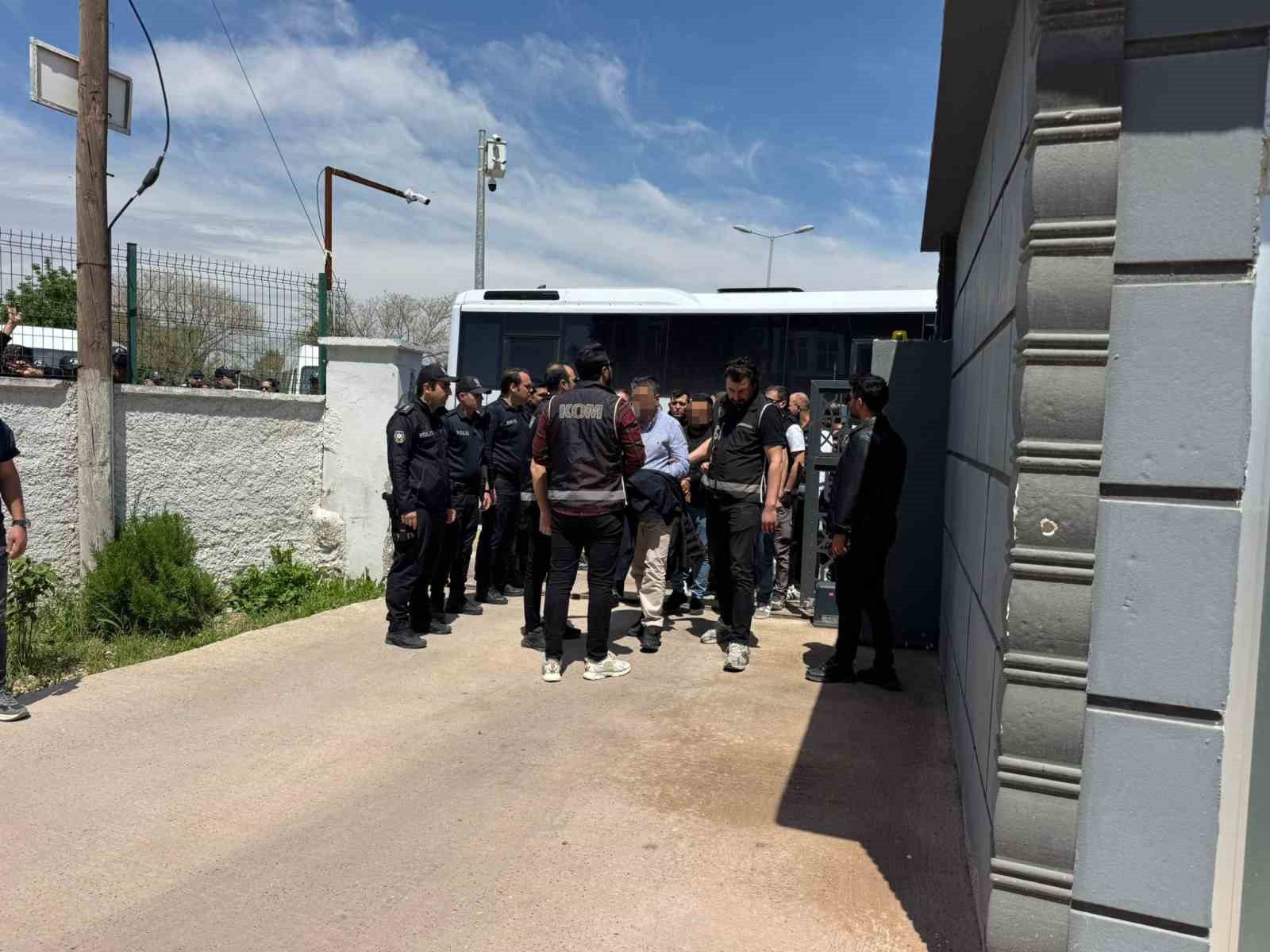 Halfeti Belediyesine operasyonda gözaltına alınan şüpheliler adliyeye sevk edildi
