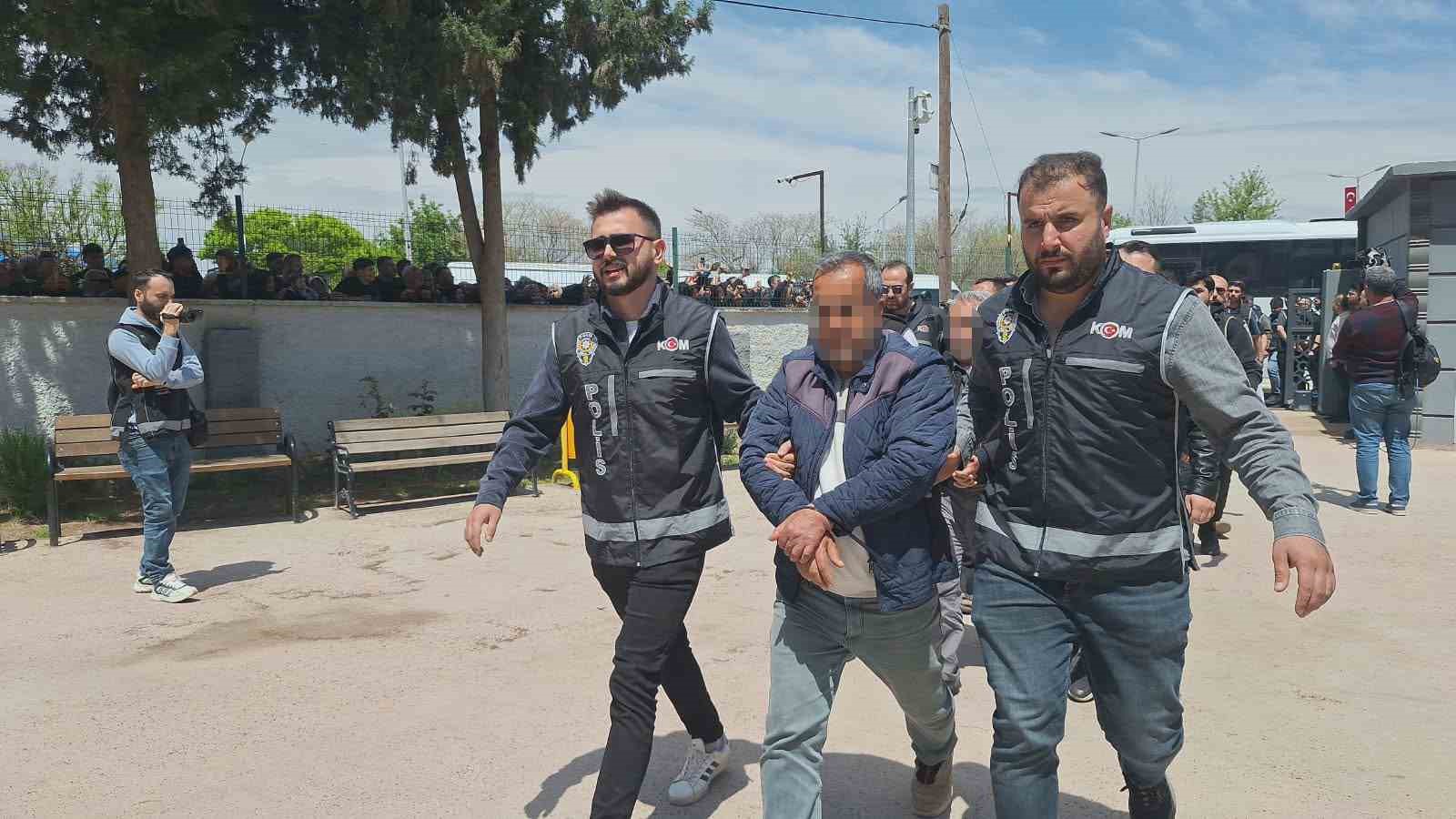 Halfeti Belediyesine operasyonda gözaltına alınan şüpheliler adliyeye sevk edildi
