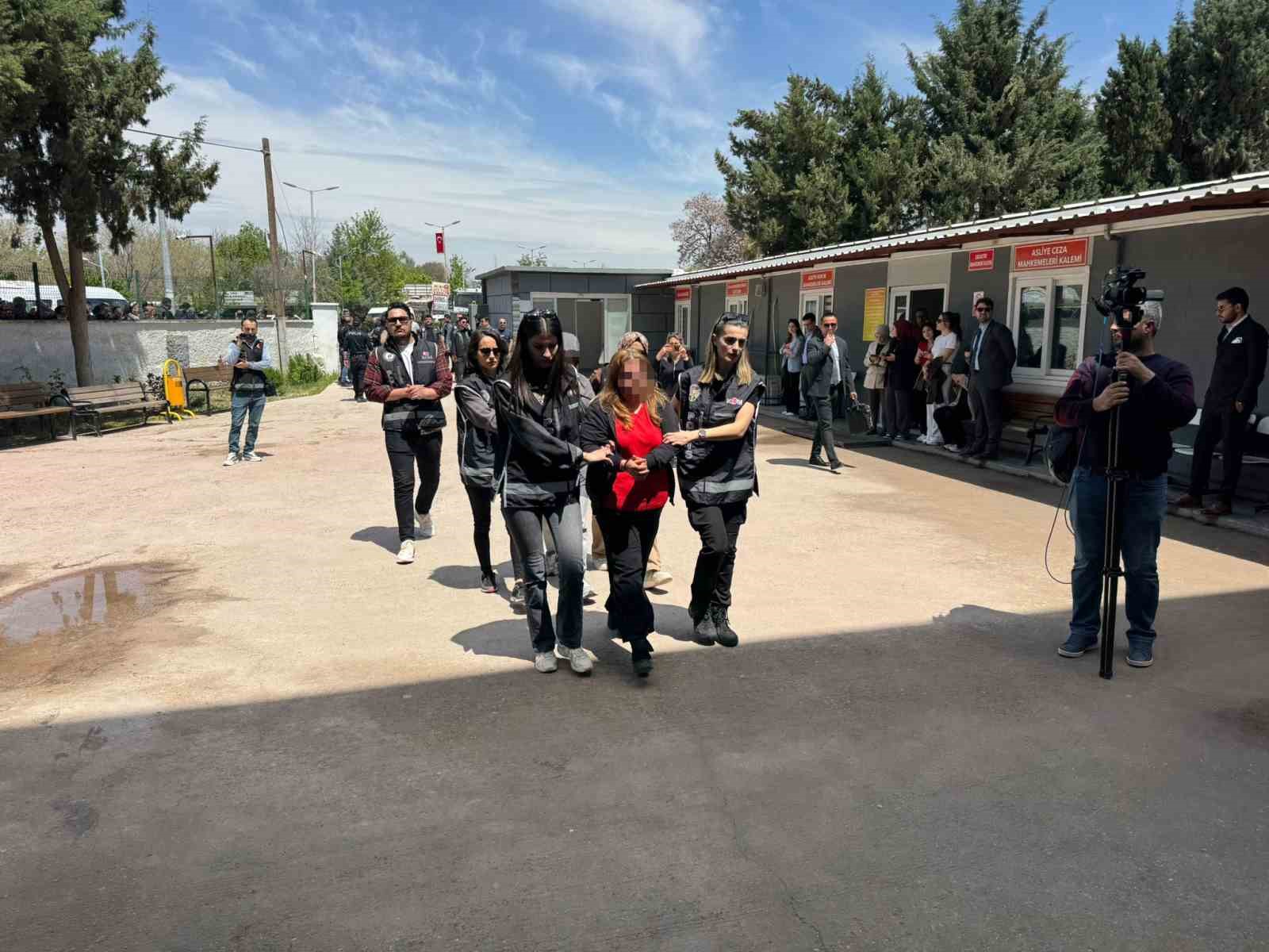 Halfeti Belediyesine operasyonda gözaltına alınan şüpheliler adliyeye sevk edildi
