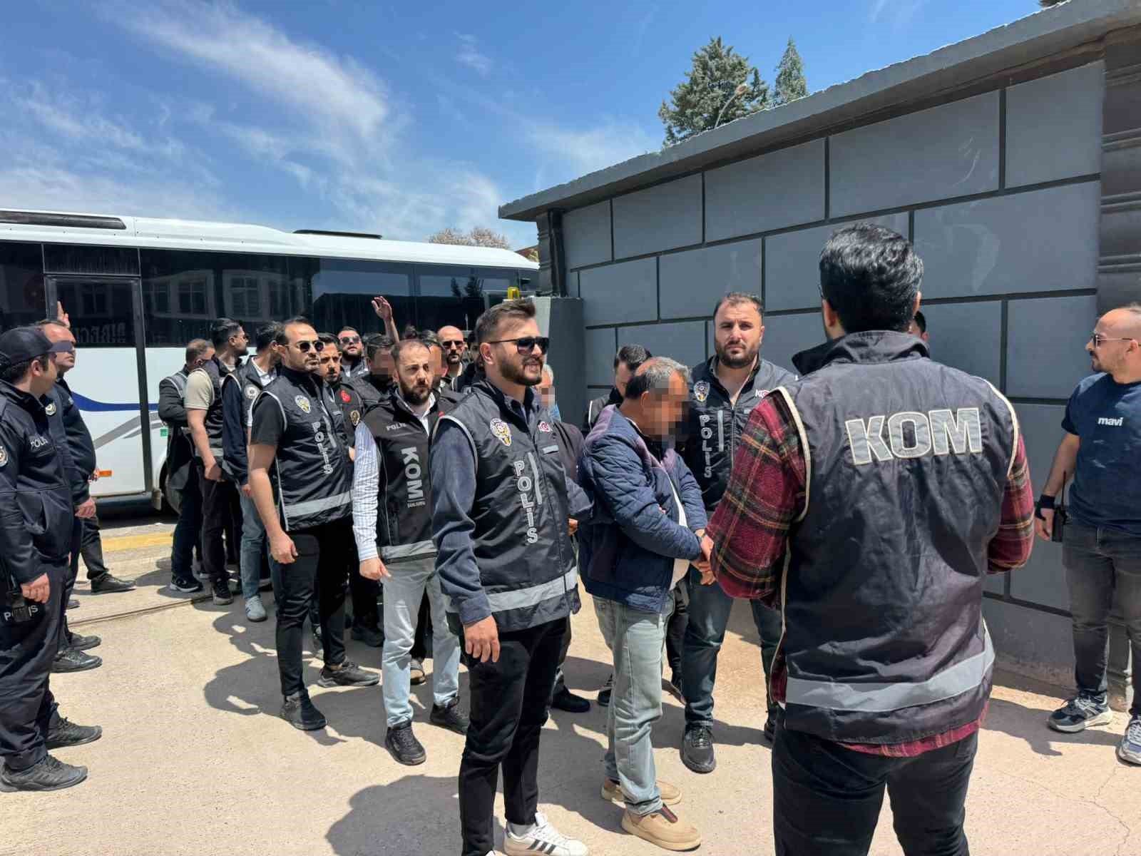 Halfeti Belediyesine operasyonda gözaltına alınan şüpheliler adliyeye sevk edildi
