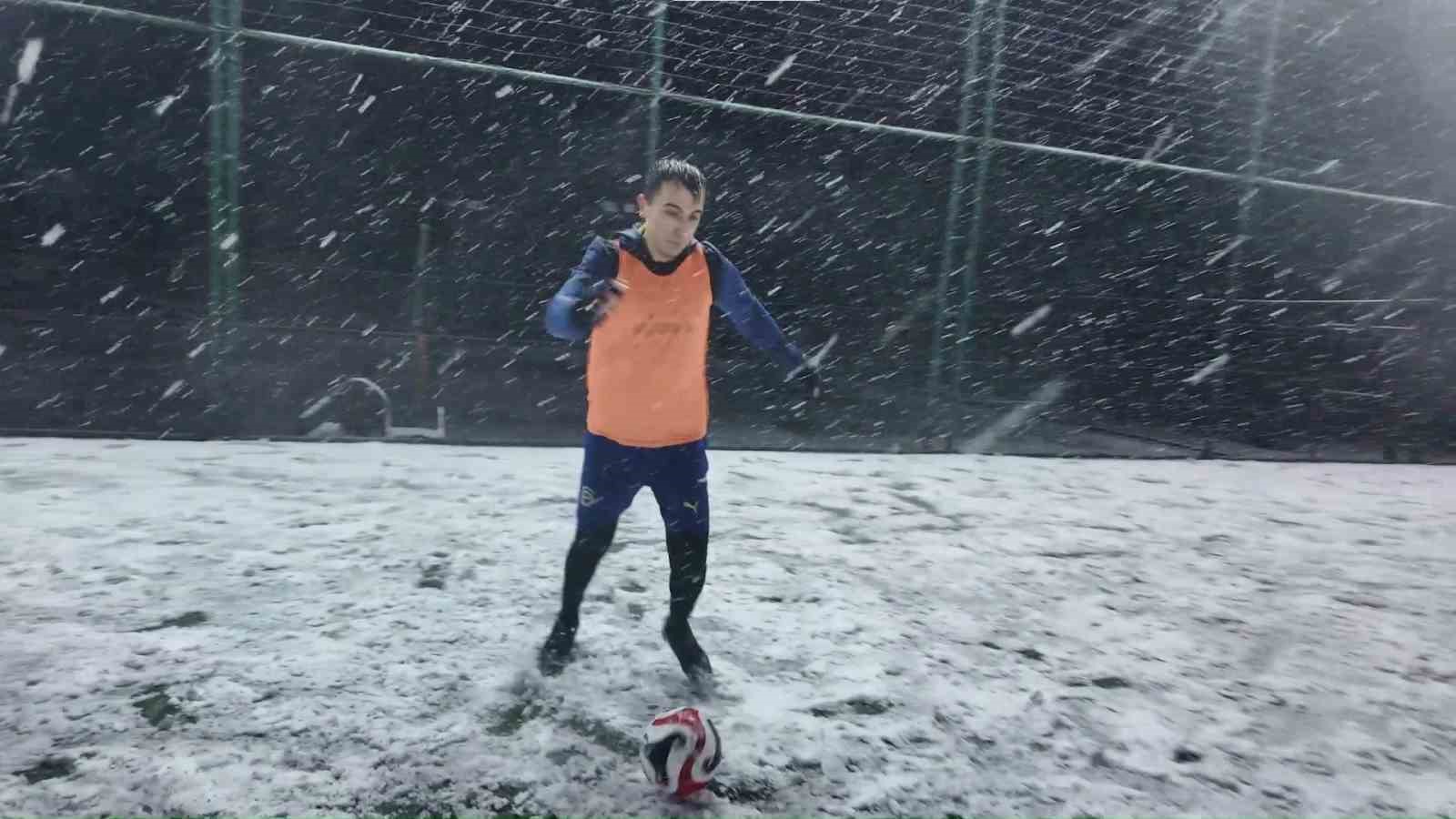 Halı saha aşkı engel tanımadı: Kar altında maç yaptılar
