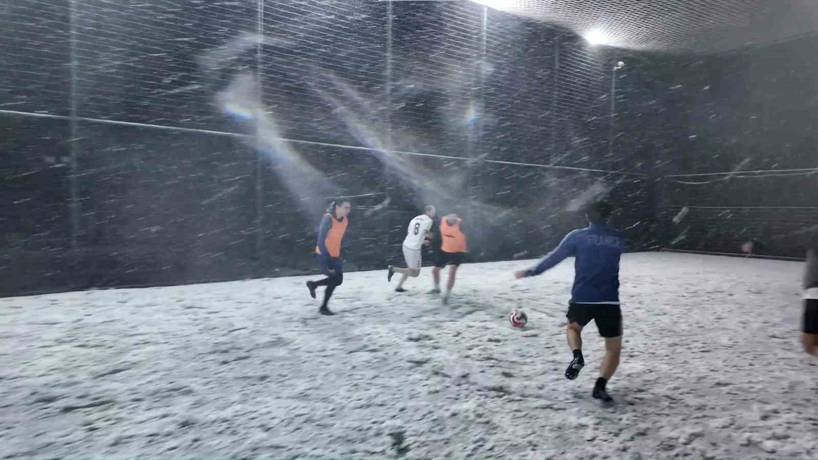 Halı saha aşkı engel tanımadı: Kar altında maç yaptılar
