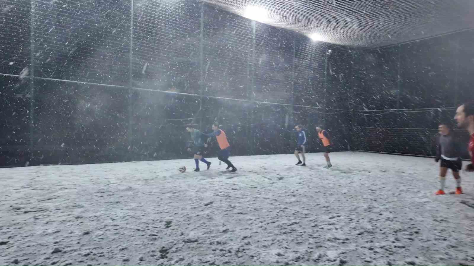 Halı saha aşkı engel tanımadı: Kar altında maç yaptılar
