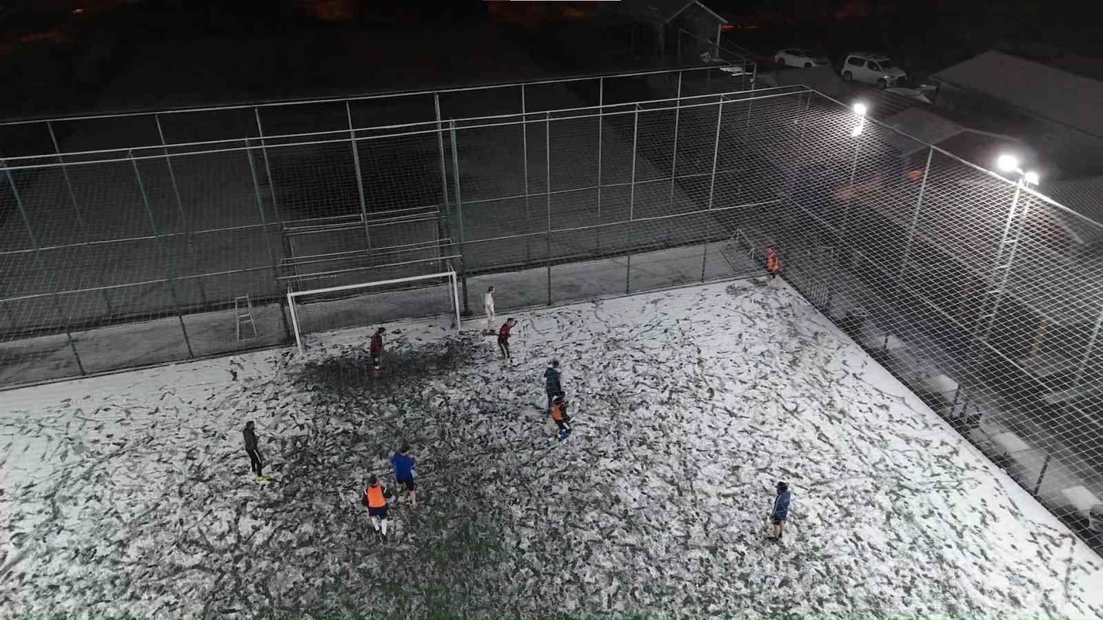 Halı saha aşkı engel tanımadı: Kar altında maç yaptılar
