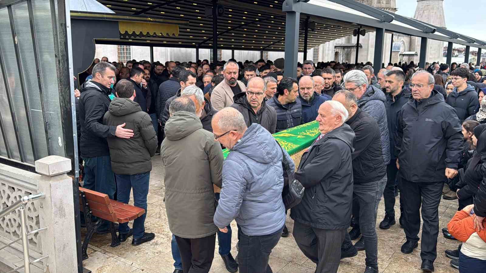 Halı sahada kalp krizi geçiren öğretmen hayatını kaybetti
