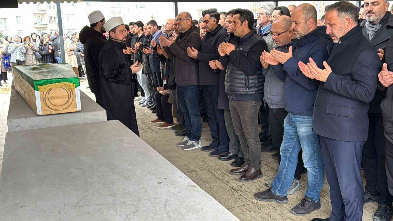 Halı sahada kalp krizi geçiren öğretmen hayatını kaybetti
