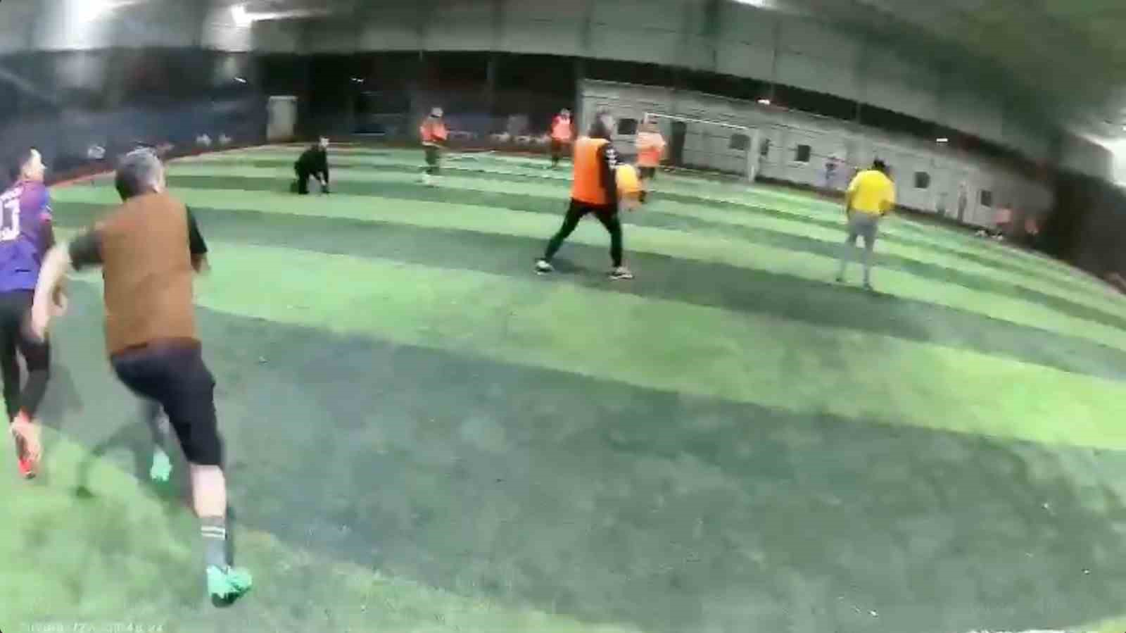 Halı sahanın çatısı çöktü... Futbolcuların koşarak kaçtığı anlar kamerada
