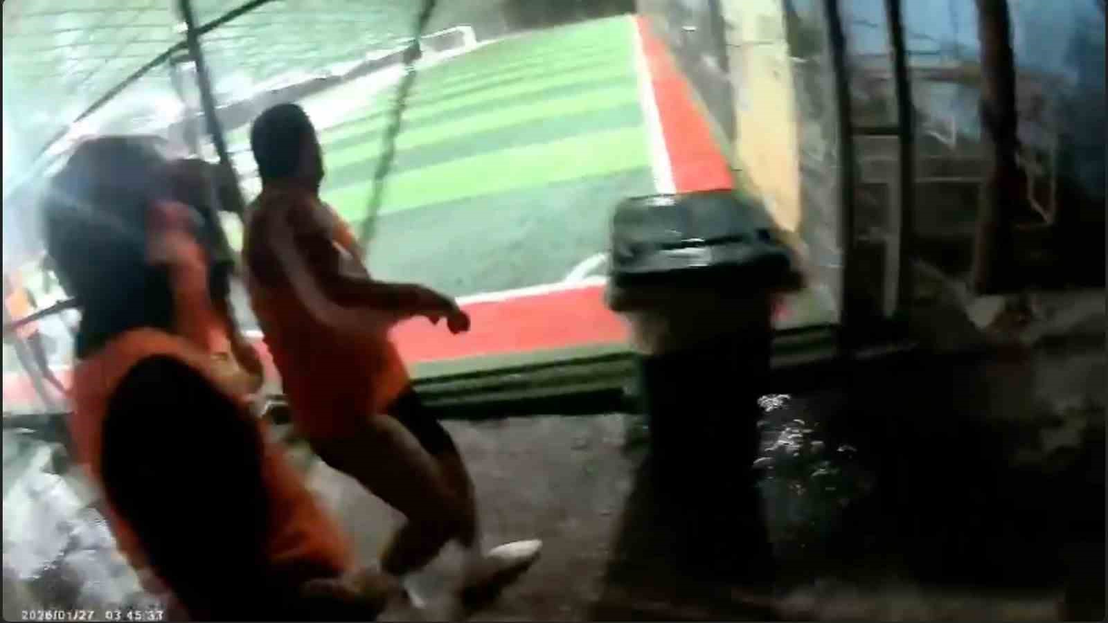 Halı sahanın çatısı çöktü... Futbolcuların koşarak kaçtığı anlar kamerada
