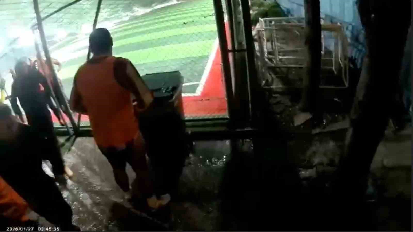 Halı sahanın çatısı çöktü... Futbolcuların koşarak kaçtığı anlar kamerada
