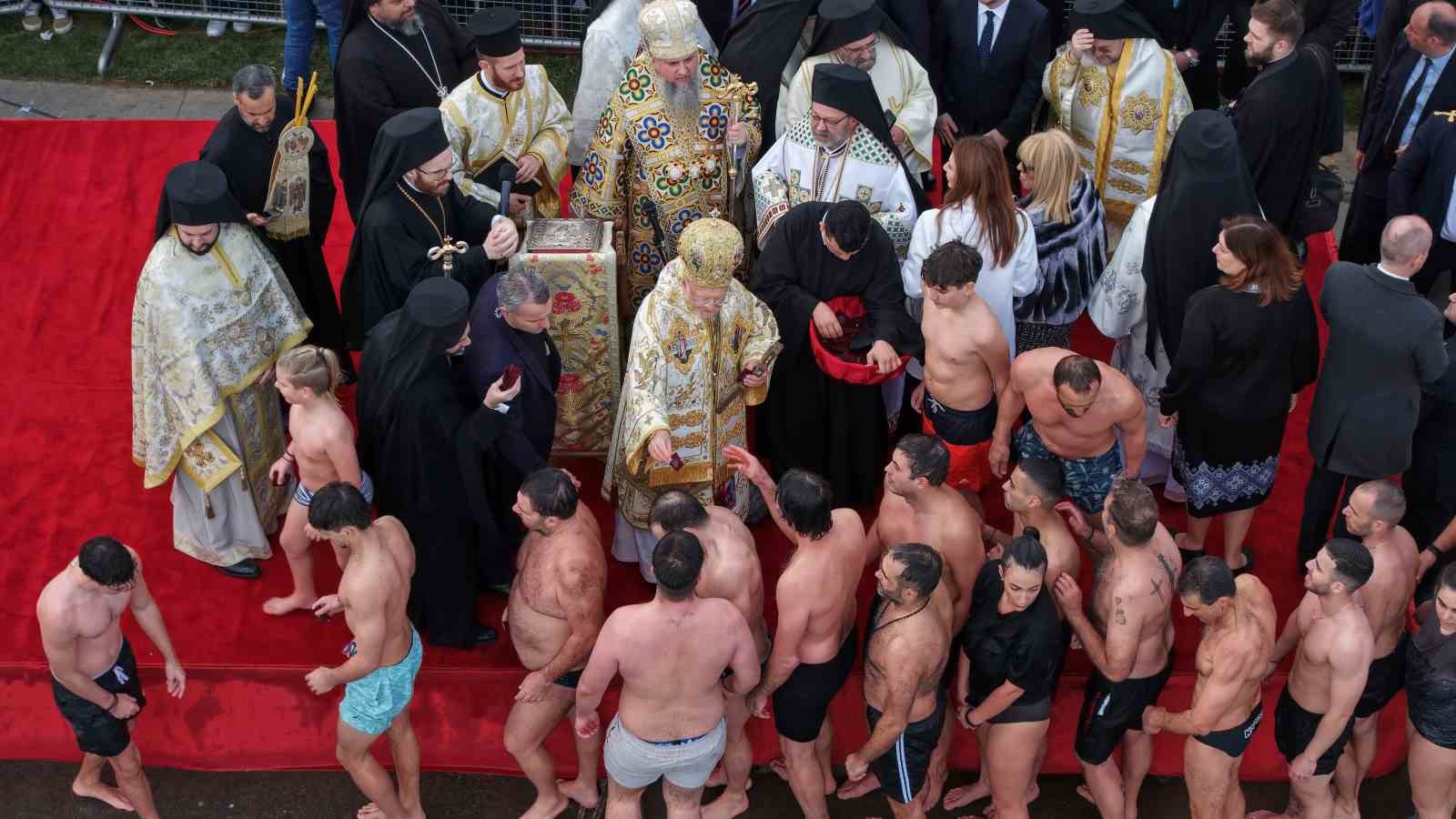 Haliç’te denizden haç çıkarma töreni gerçekleştirildi
