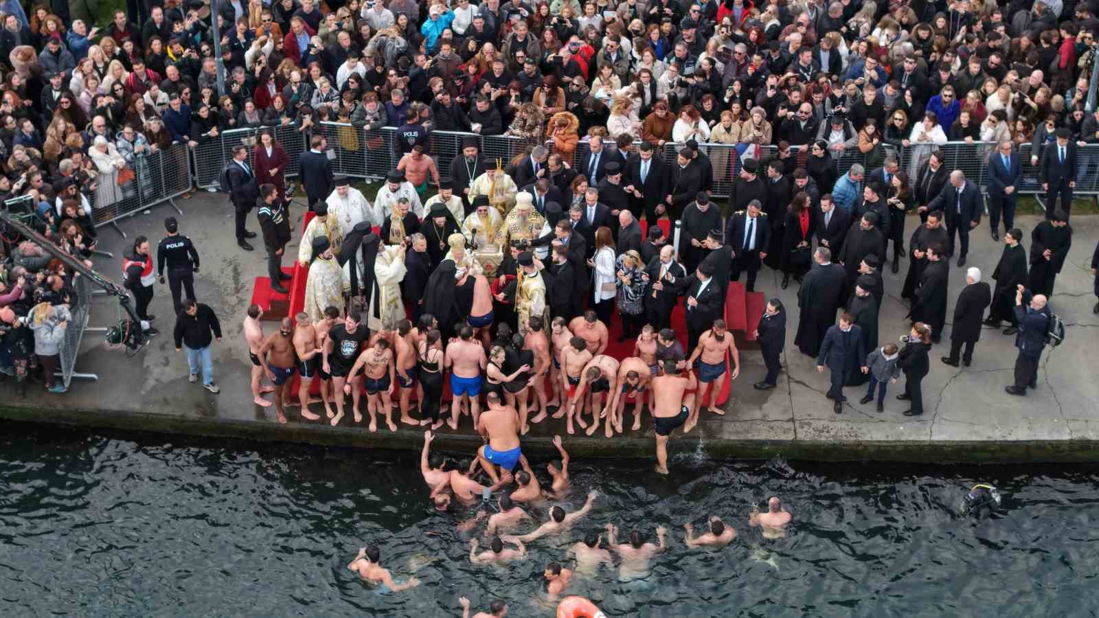 Haliç’te denizden haç çıkarma töreni gerçekleştirildi
