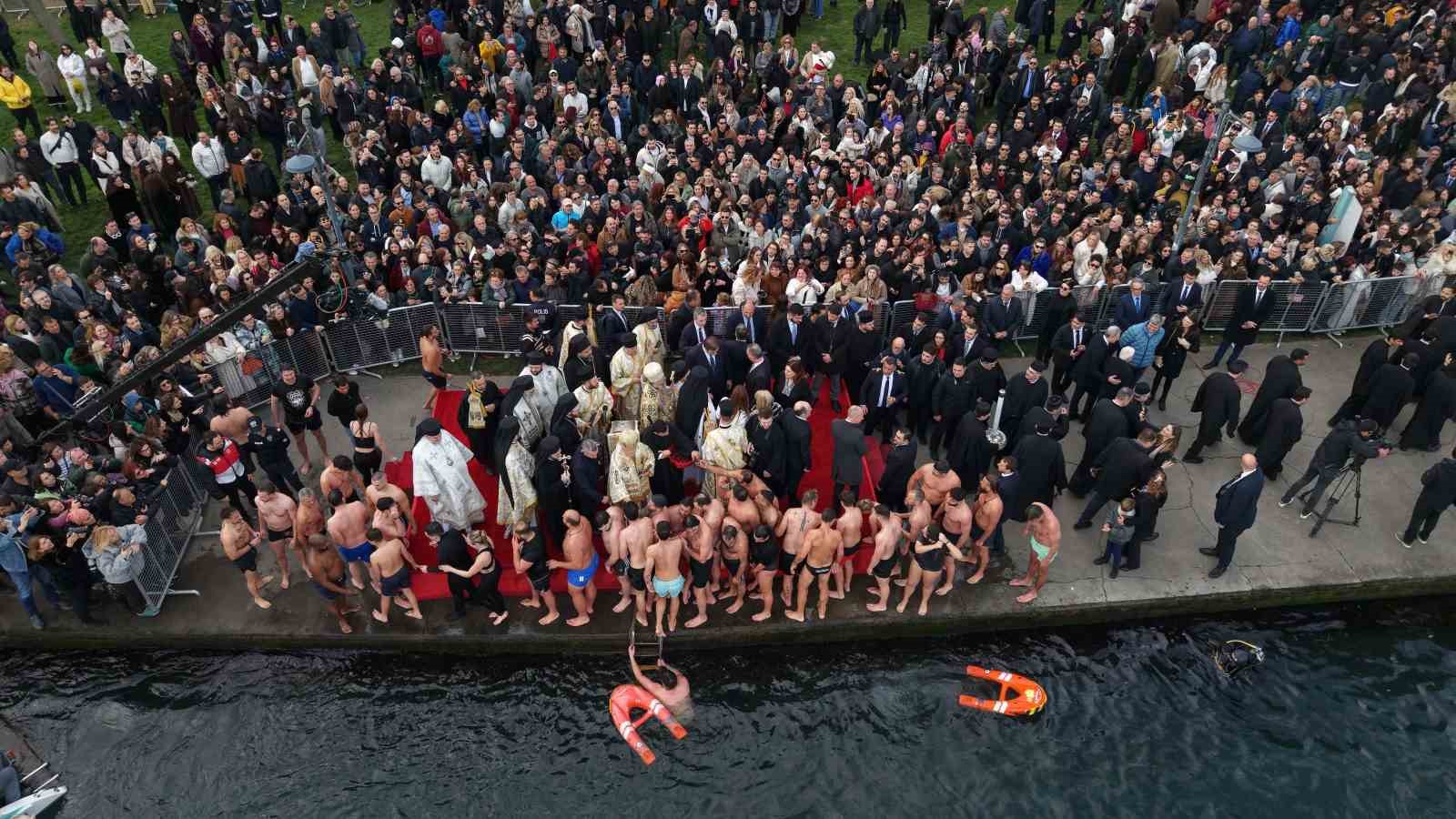 Haliç’te denizden haç çıkarma töreni gerçekleştirildi
