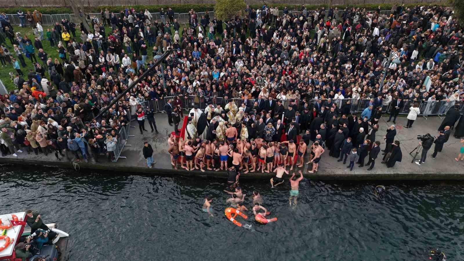 Haliç’te denizden haç çıkarma töreni gerçekleştirildi

