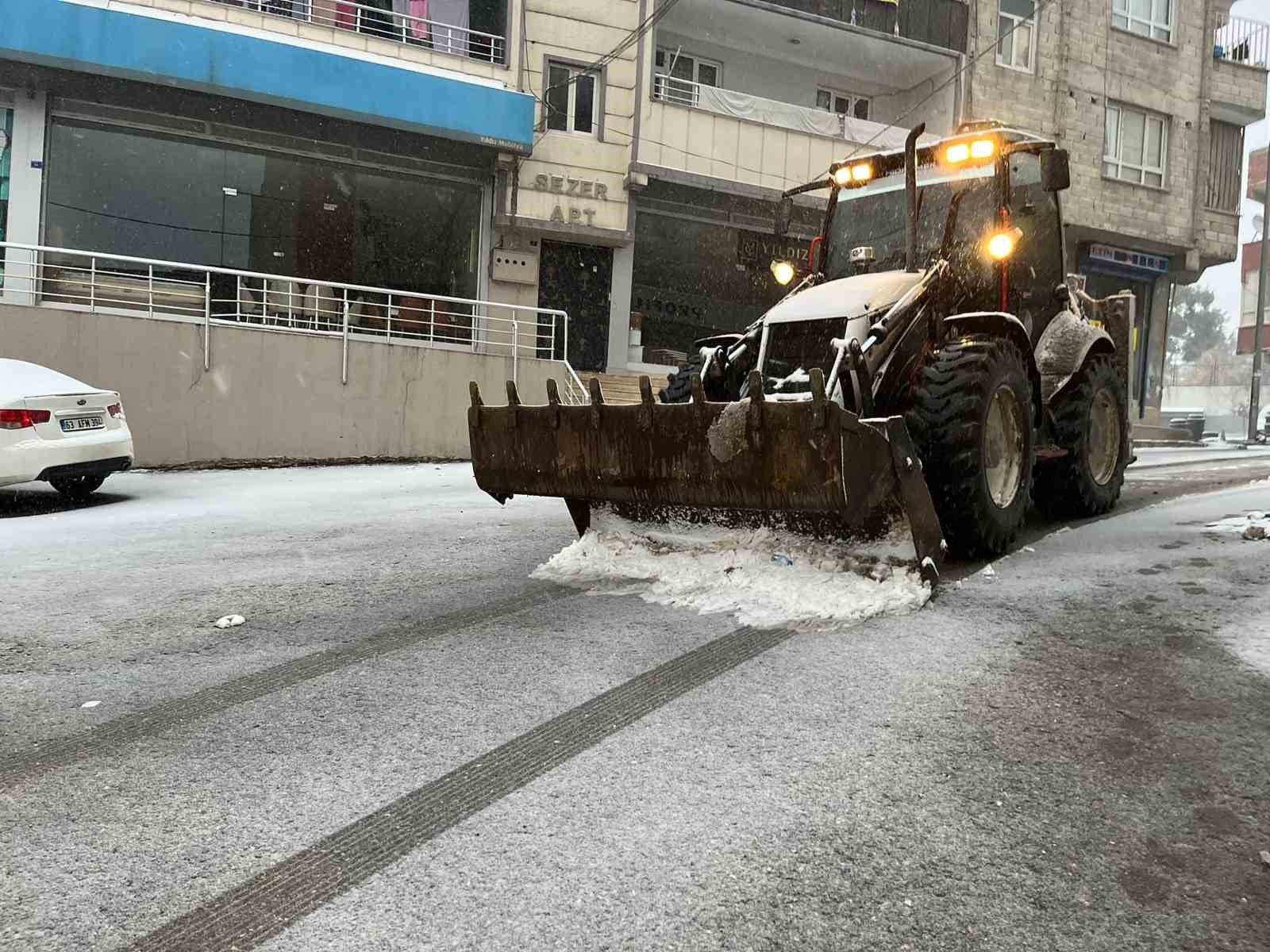Haliliye Belediyesi ekipleri kar mesaisinde
