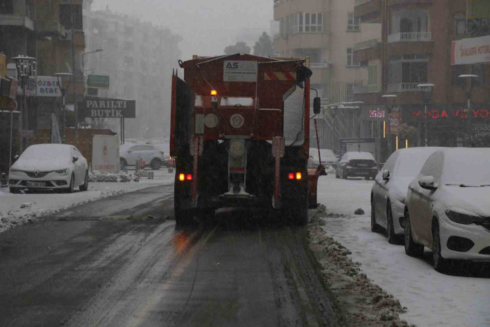 Haliliye Belediyesi ekipleri kar mesaisinde
