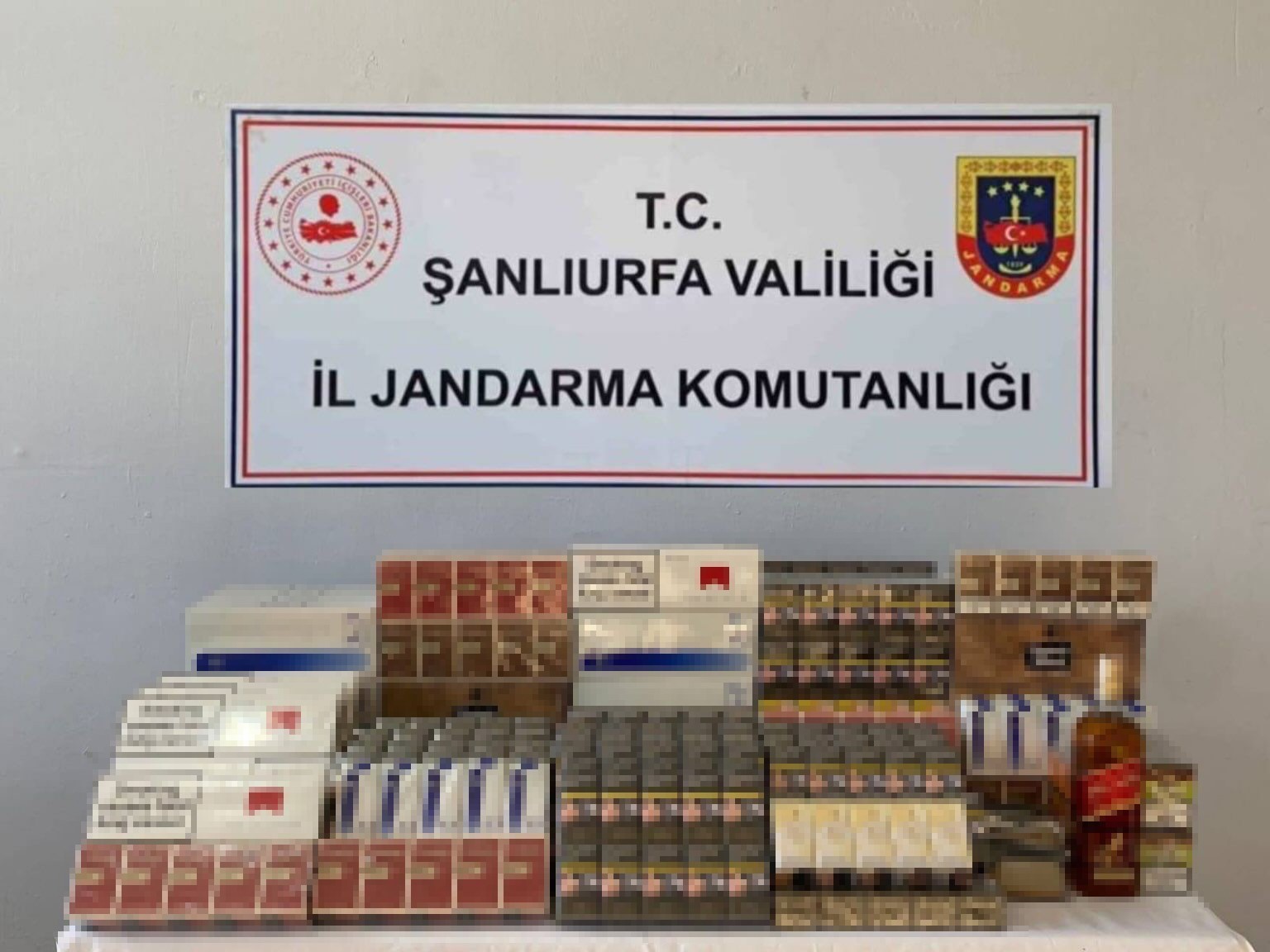 Haliliye ve Viranşehir’de kaçak alkol ve sigara ele geçirildi
