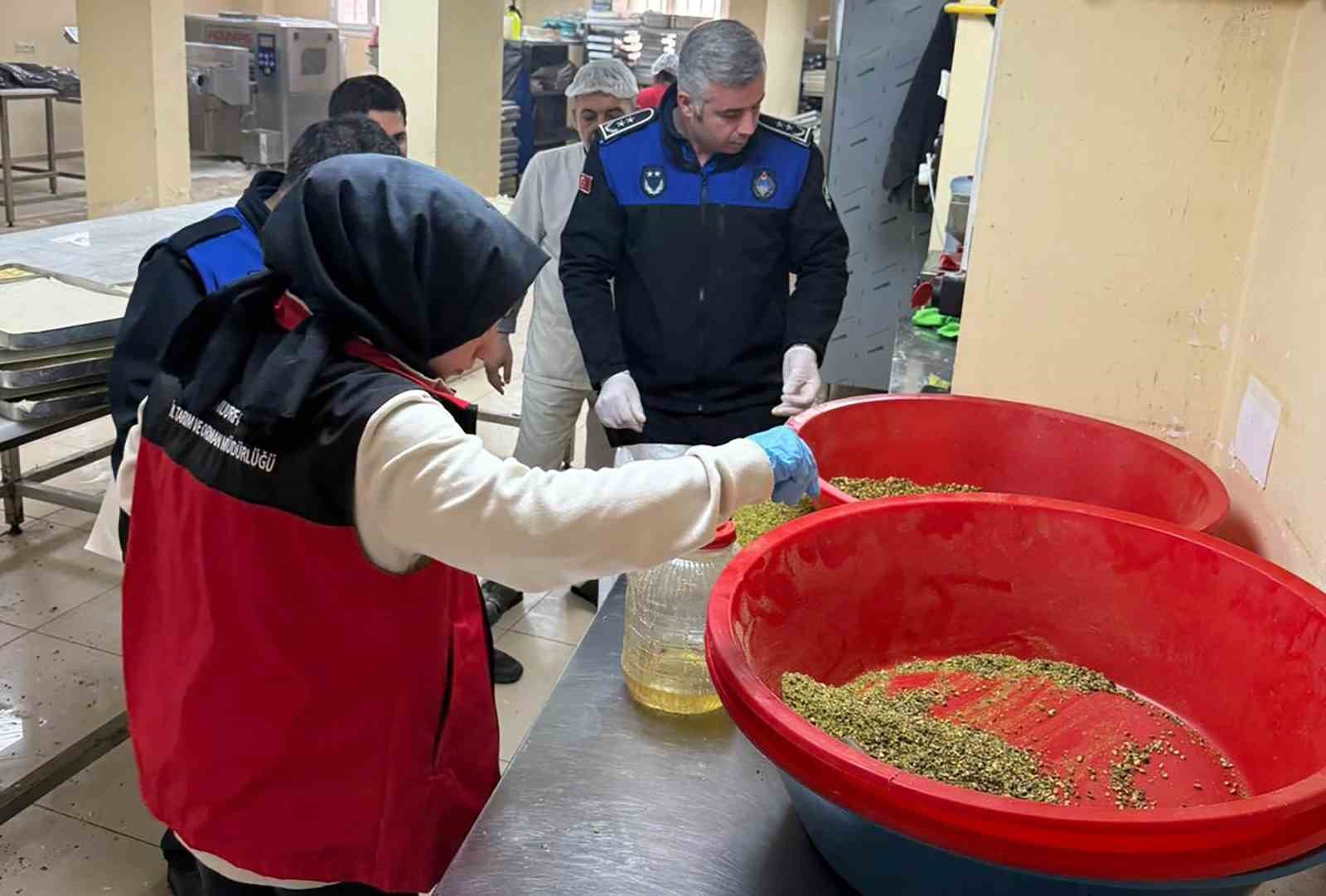 Haliliye’de 180 kilogram küflenmiş ceviz ele geçirildi
