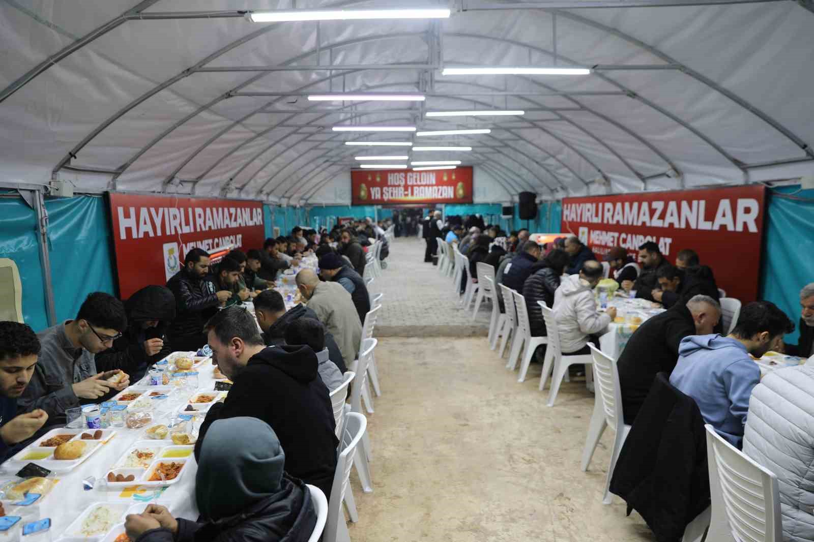 Haliliye’de kurulan iftar çadırında yüzlerce vatandaş aynı sofrada buluştu
