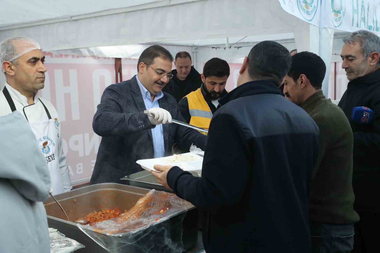 Haliliye’de kurulan iftar çadırında yüzlerce vatandaş aynı sofrada buluştu
