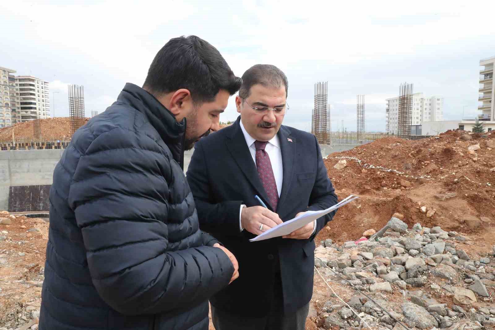 Haliliye’de yarı olimpik yüzme havuzunda yapım çalışmaları sürüyor
