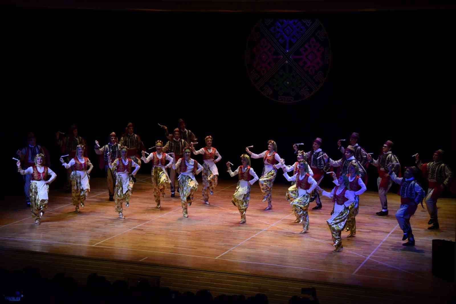 Halk Dansları Topluluğu sahnede folklor şöleni sundu

