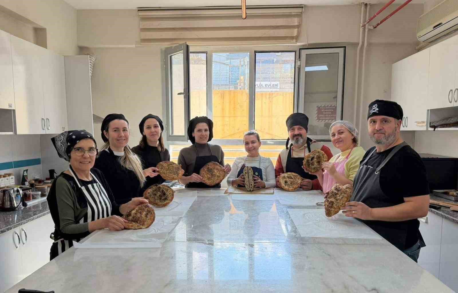 Halk Eğitim kursiyerleri pişirdi, ihtiyaç sahiplerinin sofraları bereketlendi
Halk Eğitim kursiyerleri pişirdi, ihtiyaç sahiplerinin sofraları bereketlendi