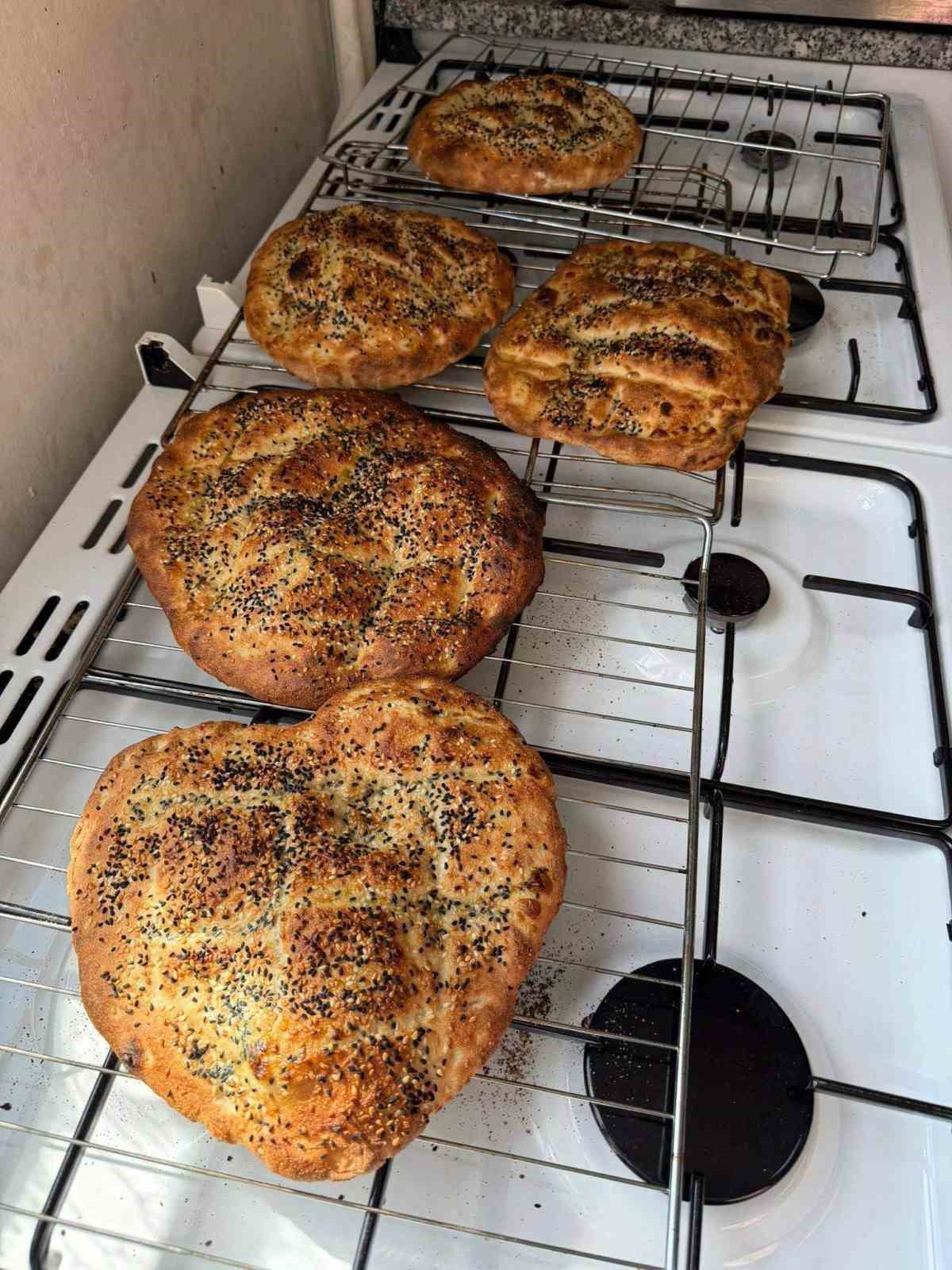 Halk Eğitim kursiyerleri pişirdi, ihtiyaç sahiplerinin sofraları bereketlendi
Halk Eğitim kursiyerleri pişirdi, ihtiyaç sahiplerinin sofraları bereketlendi