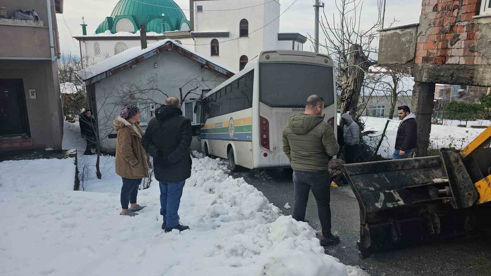 Halk otobüsü eve daldı; büyük bir faciadan dönüldü
