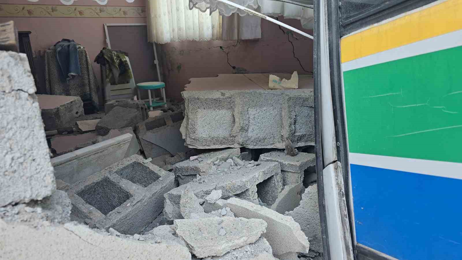 Halk otobüsü eve daldı; büyük bir faciadan dönüldü
