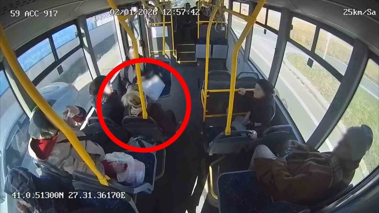 Halk otobüsü şoförü kalp krizi geçiren yolcuyu hastaneye yetiştirdi
