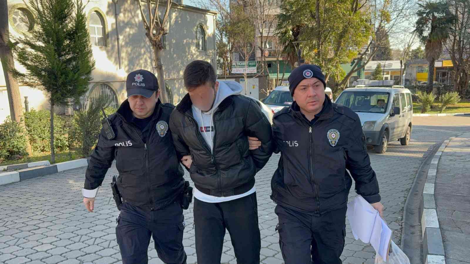 Halk otobüsünde lise öğrencisinin boynuna bıçak dayayan üniversite öğrencisi yakalandı
