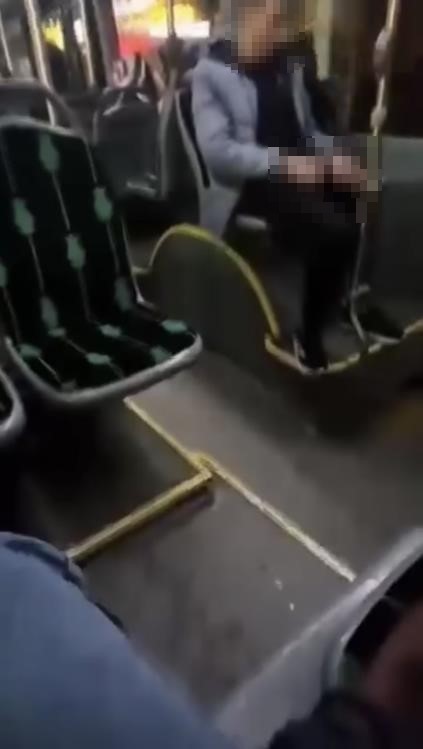 Halk otobüsündeki uygunsuz davranış kamerada
