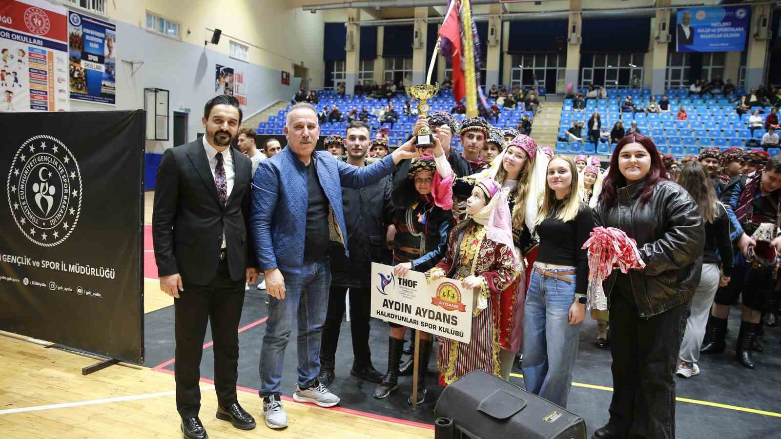 Halk oyunları ekipleri birincilik için ter döktü
