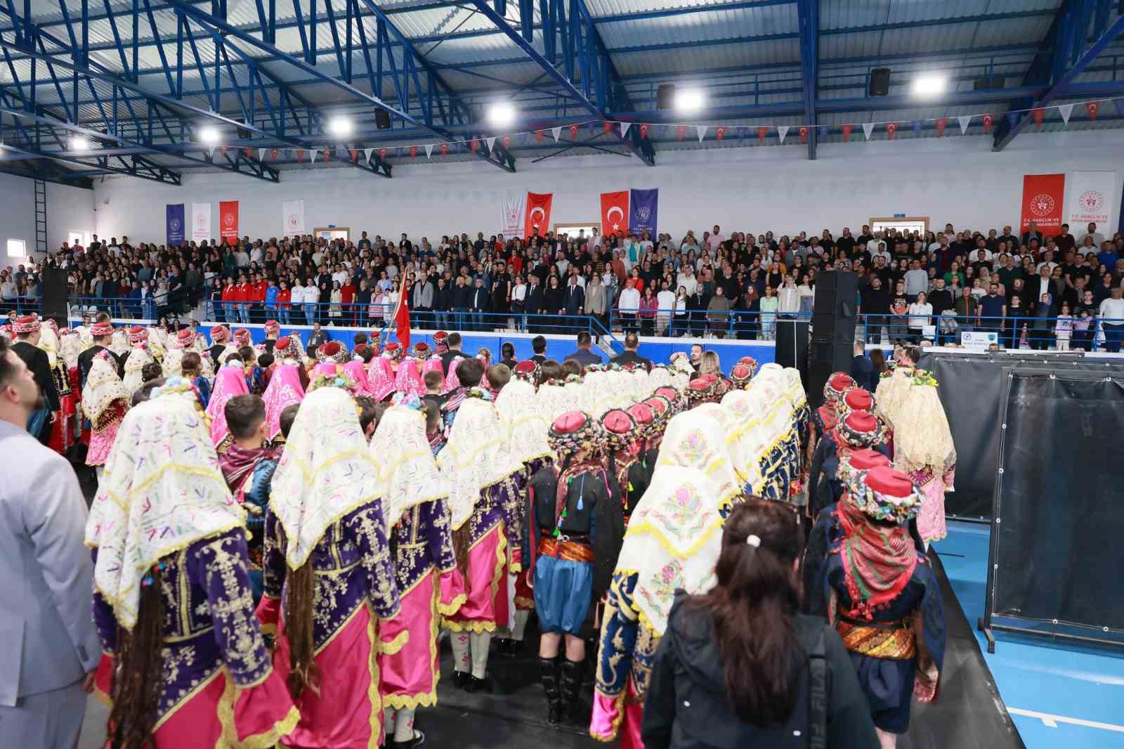 Halk oyunları şöleni Buldan’da izleyenleri mest etti
