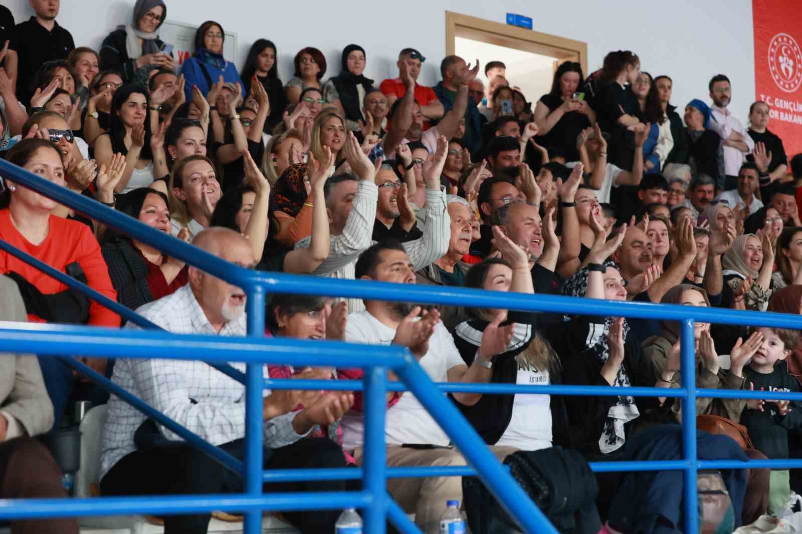 Halk oyunları şöleni Buldan’da izleyenleri mest etti
