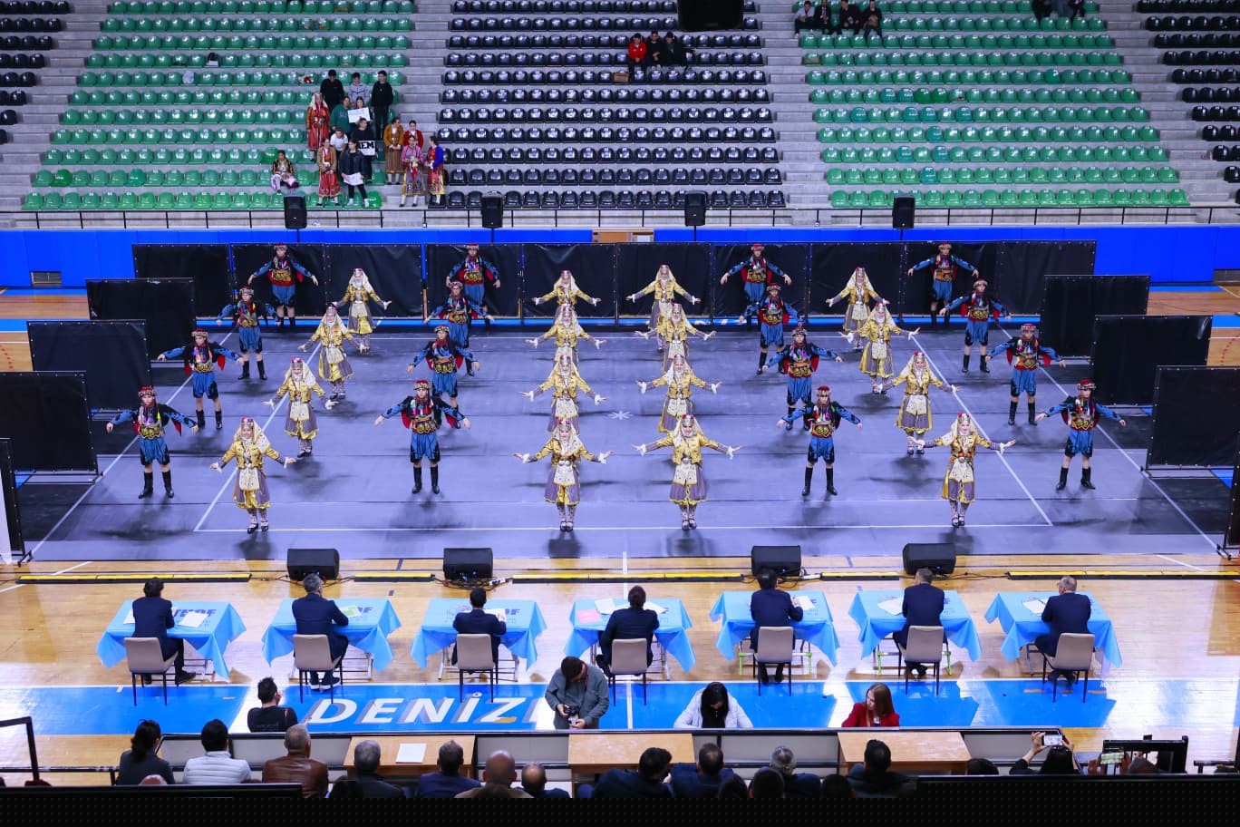 Halk oyunları şöleni izleyenleri mest etti
