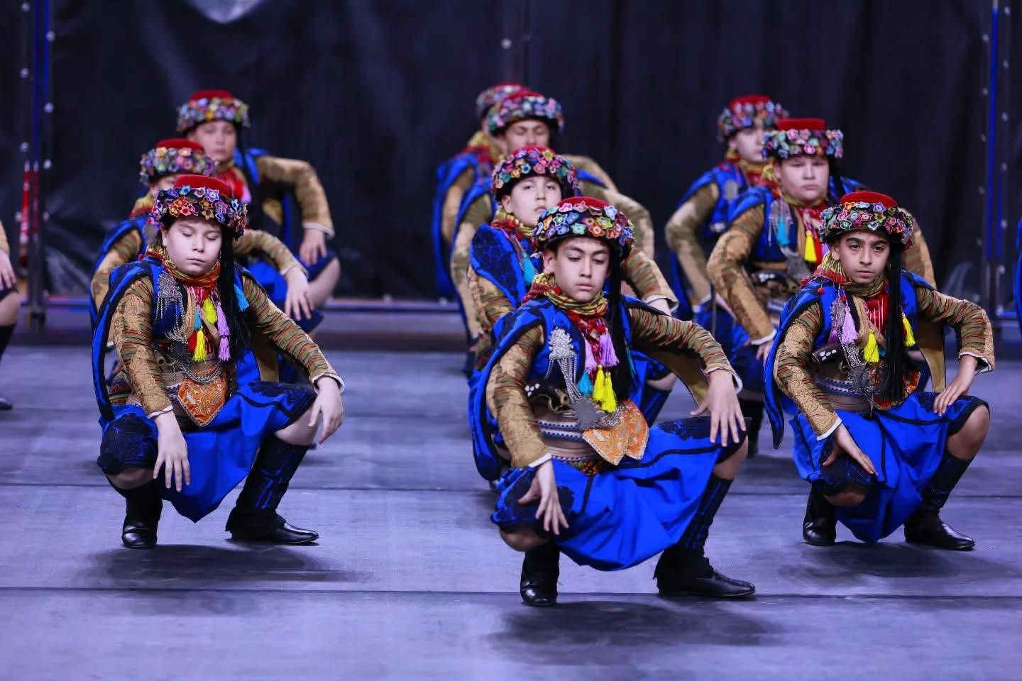 Halk oyunları şöleni izleyenleri mest etti
