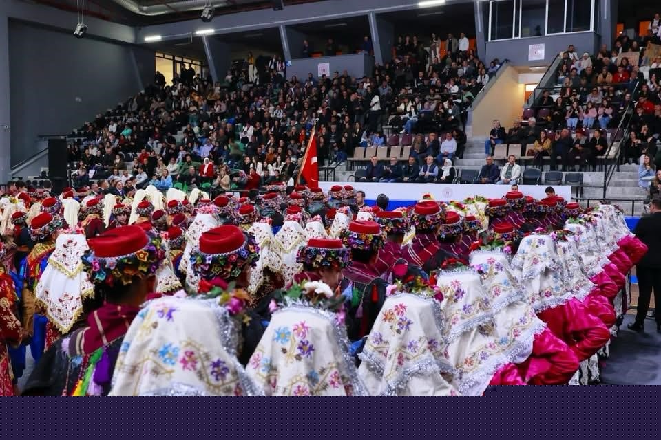 Halk oyunları şöleni izleyenleri mest etti
