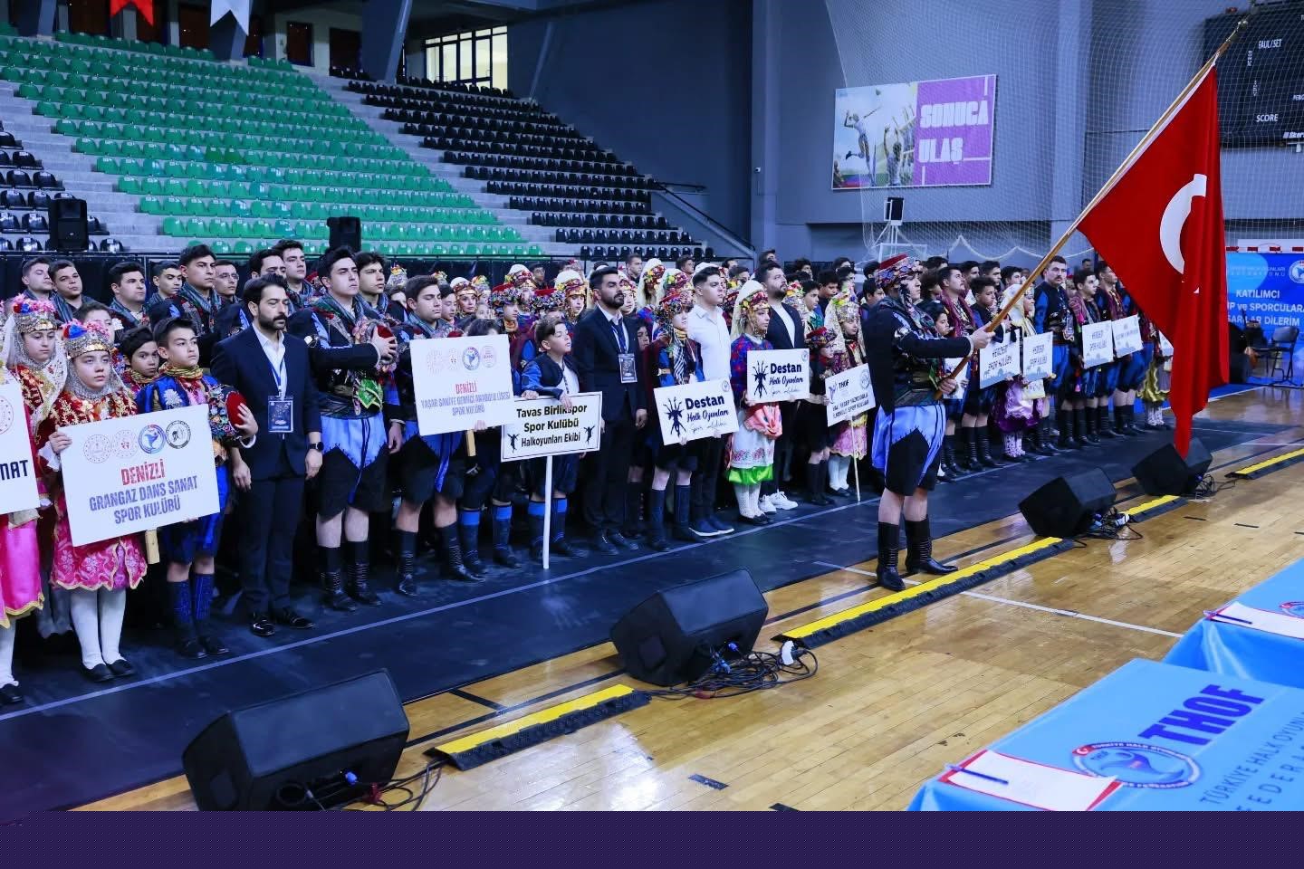 Halk oyunları şöleni izleyenleri mest etti
