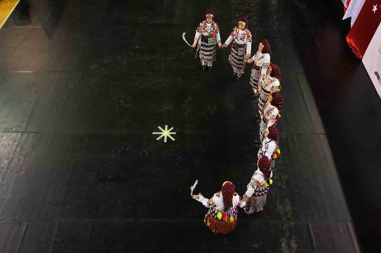 Halk oyunları yarışmasında hünerler sergilendi, kültürel değerler tanıtıldı
Halk oyunları yarışmasında hünerler sergilendi, kültürel değerler tanıtıldı