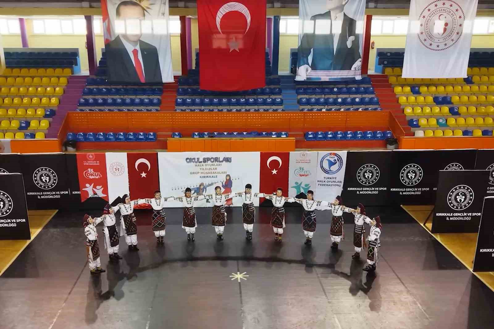 Halk oyunları yarışmasında hünerler sergilendi, kültürel değerler tanıtıldı
Halk oyunları yarışmasında hünerler sergilendi, kültürel değerler tanıtıldı