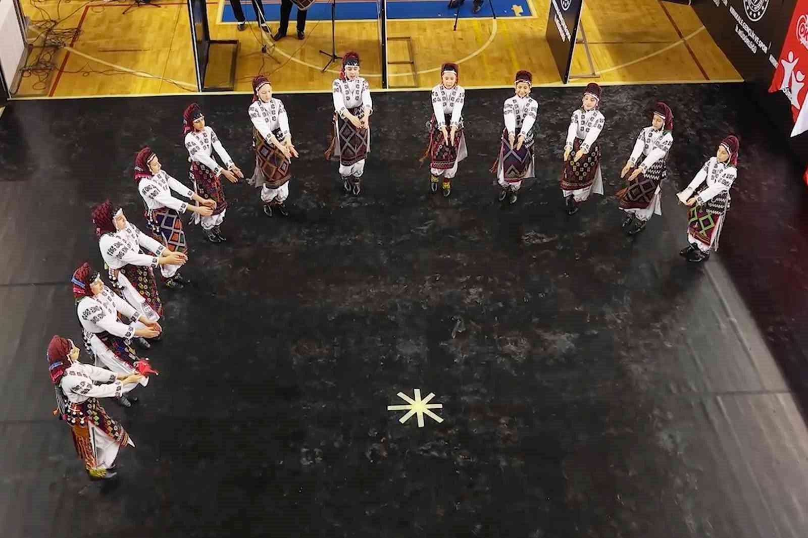 Halk oyunları yarışmasında hünerler sergilendi, kültürel değerler tanıtıldı
Halk oyunları yarışmasında hünerler sergilendi, kültürel değerler tanıtıldı