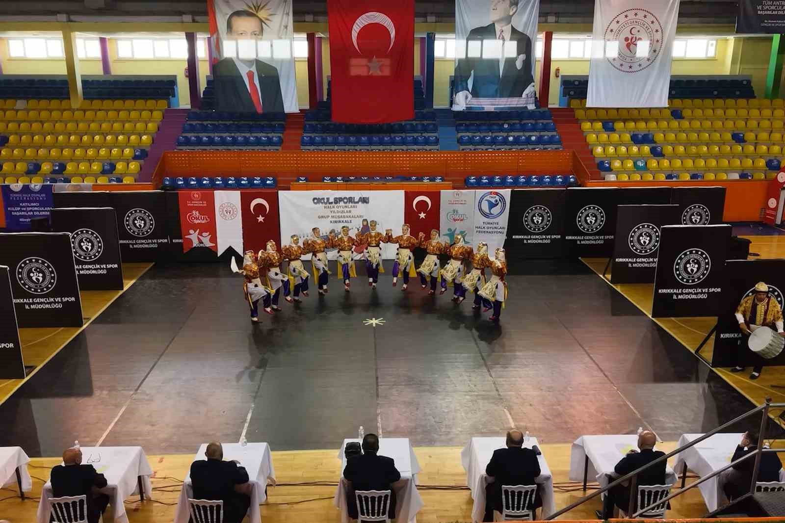 Halk oyunları yarışmasında hünerler sergilendi, kültürel değerler tanıtıldı
Halk oyunları yarışmasında hünerler sergilendi, kültürel değerler tanıtıldı