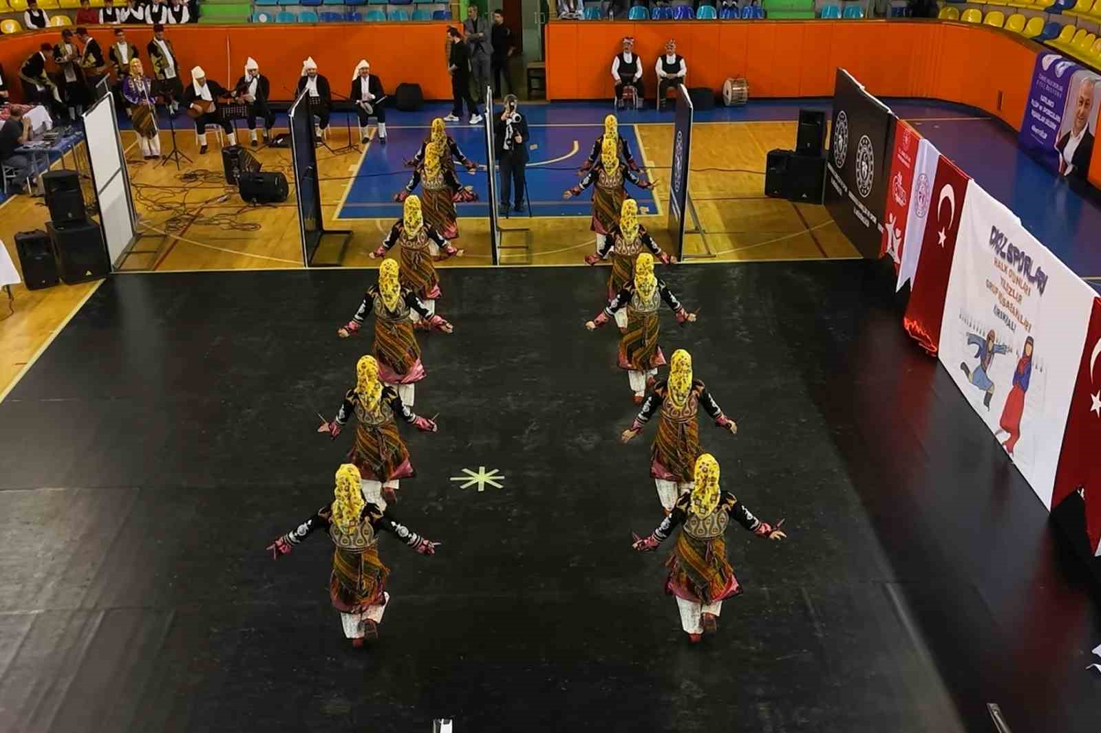 Halk oyunları yarışmasında hünerler sergilendi, kültürel değerler tanıtıldı
Halk oyunları yarışmasında hünerler sergilendi, kültürel değerler tanıtıldı