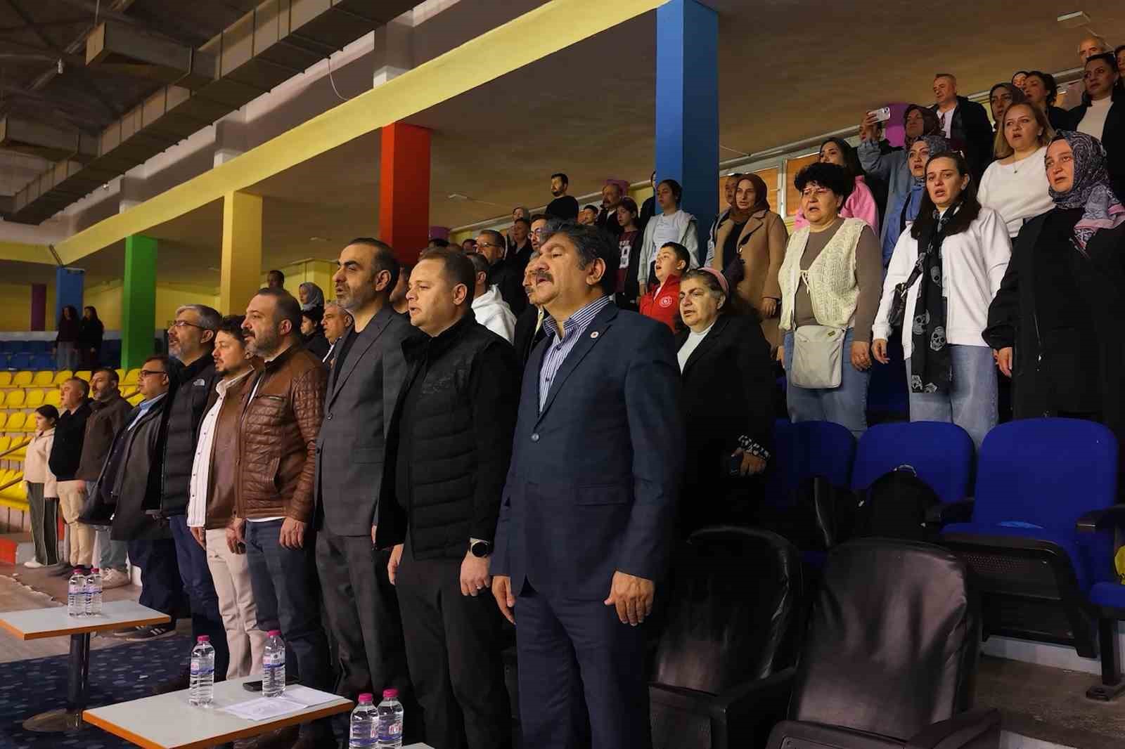 Halk oyunları yarışmasında hünerler sergilendi, kültürel değerler tanıtıldı
Halk oyunları yarışmasında hünerler sergilendi, kültürel değerler tanıtıldı