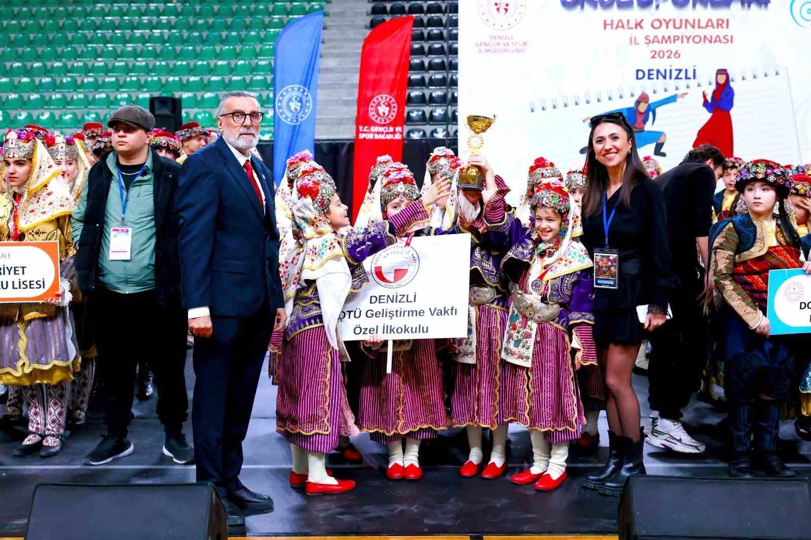 Halk oyunlarında okullar sahne aldı
